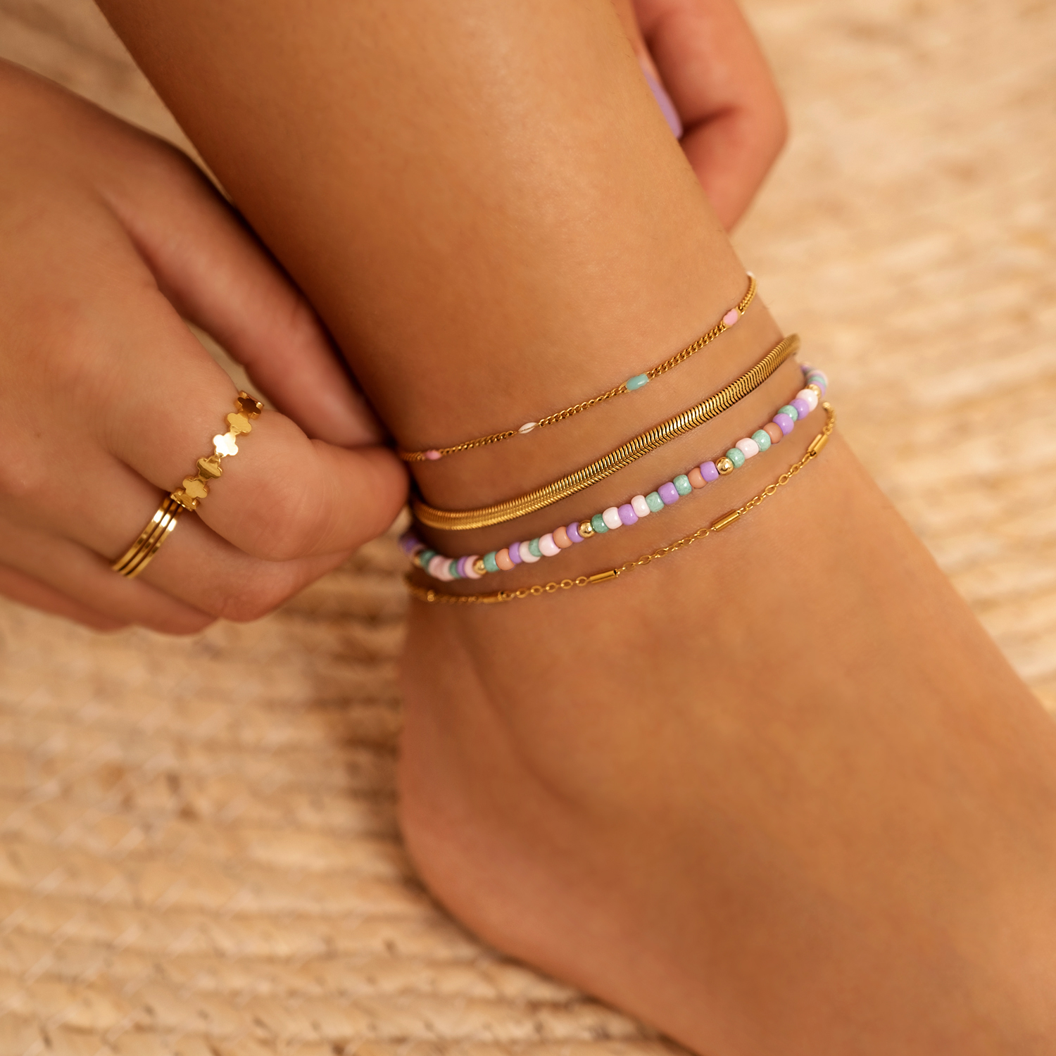 Enkelbandje met multicolor bolletjes goudkleurig