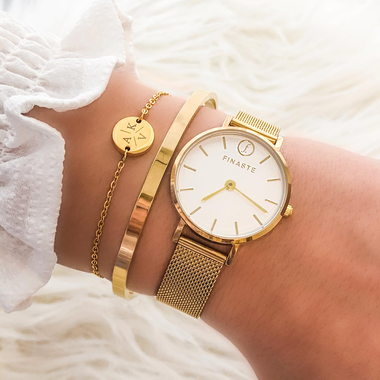 gouden armparty met horloge voor om de pols