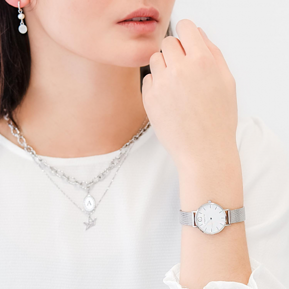 mooi zilveren horloge met gravering om de pols van een jonge vrouw