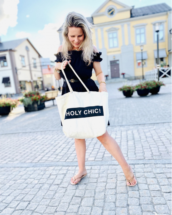 Vrouw draagt holy chic beach bag