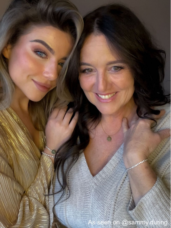 Influencer en haar moeder dragen gouden sieraden
