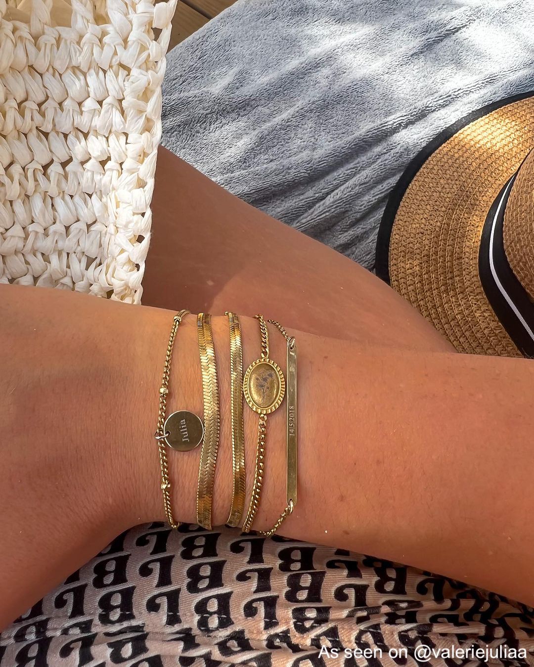 Influencer met gouden armbanden mix