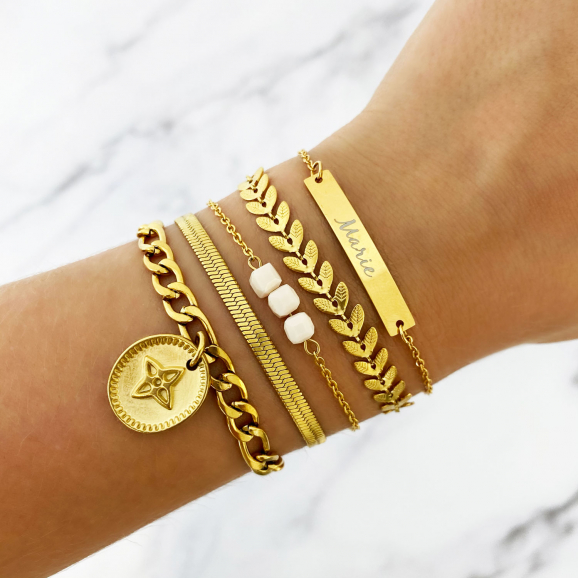 goudkleurige armbanden om de pols voor een trendy look
