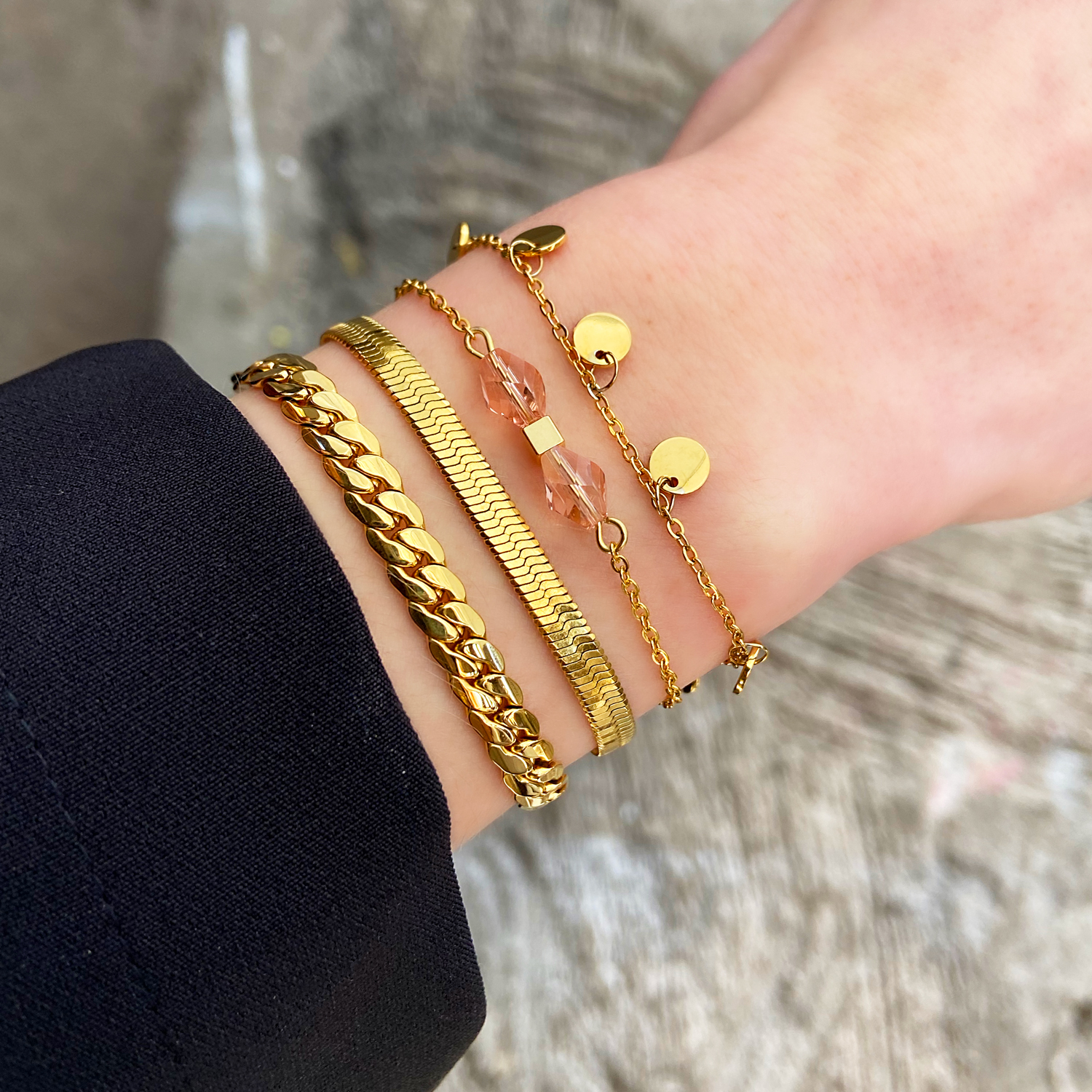 Mix van gouden armbanden om hand