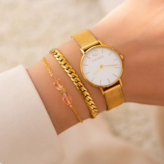 Mix van gouden armbanden en horloge
