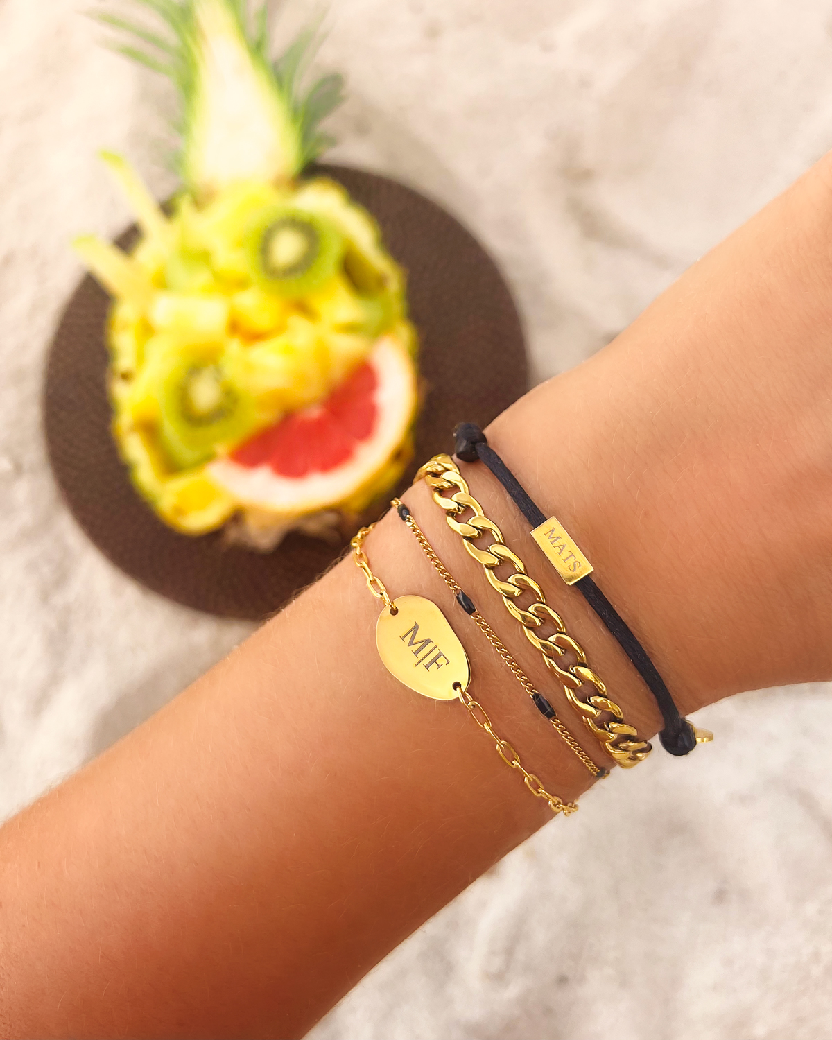 Gouden armparty met zwarte details