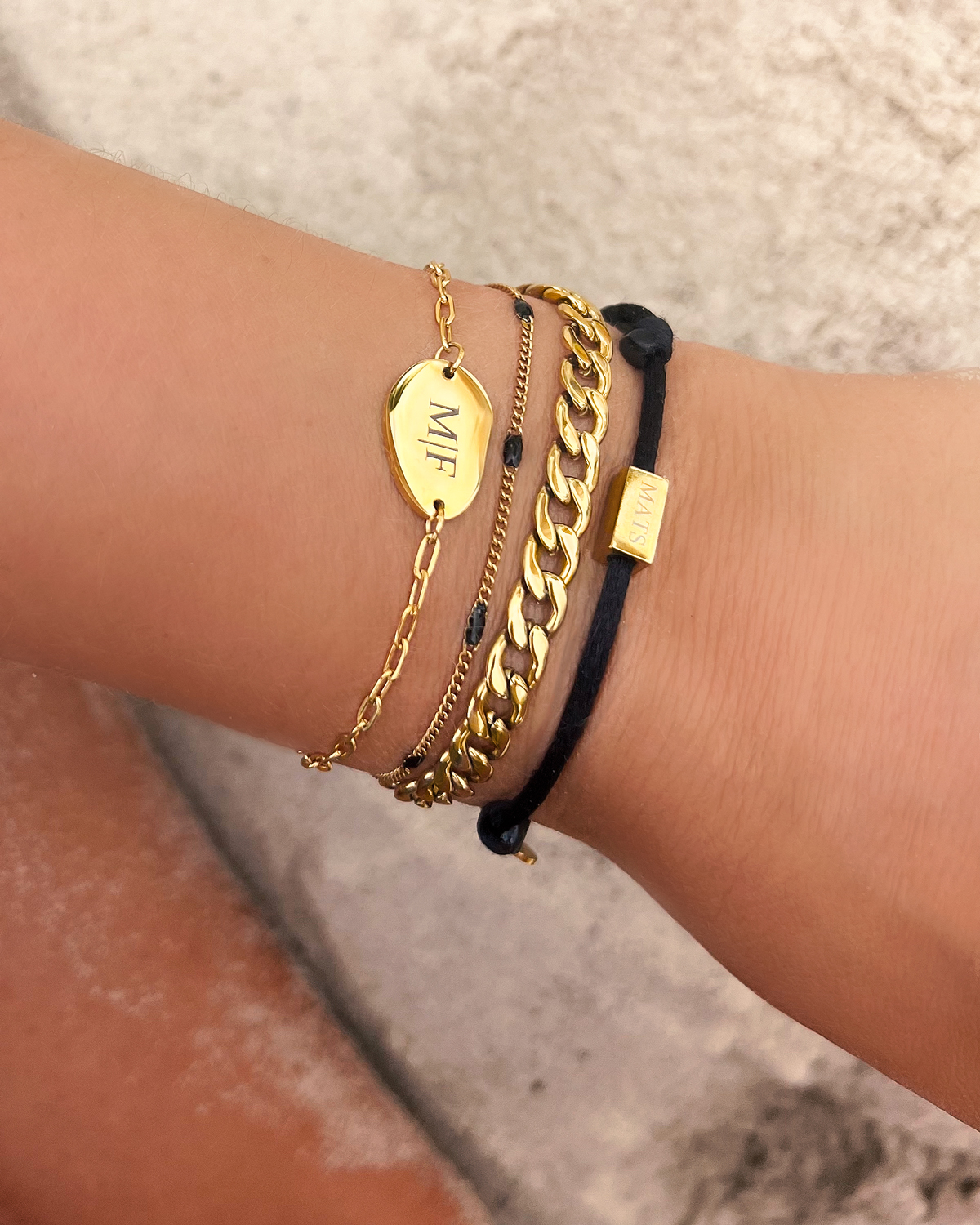 Armparty in de kleur goud met zwarte details