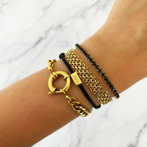 gouden armbanden met zwarte details