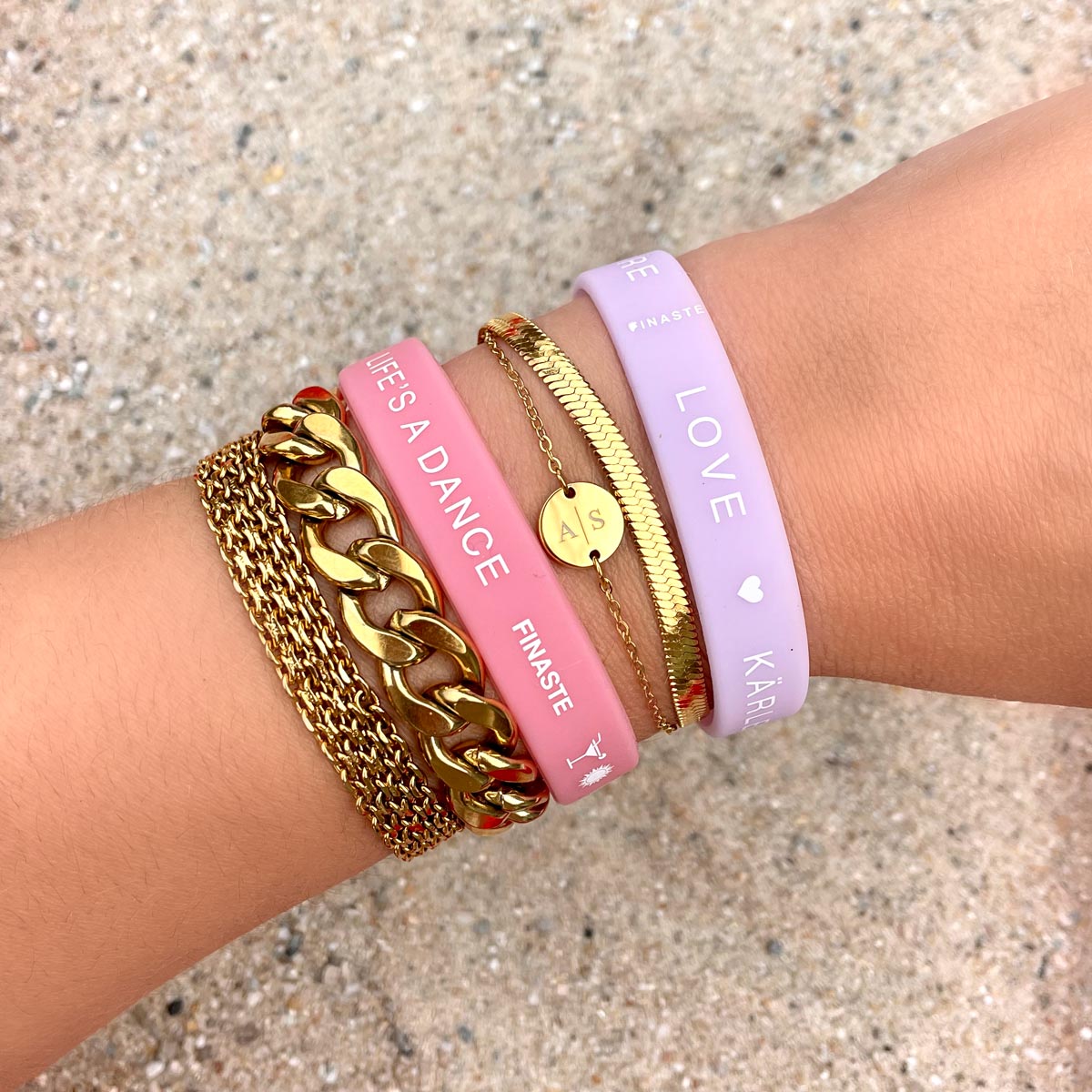 Zomerse felle armbandjes 