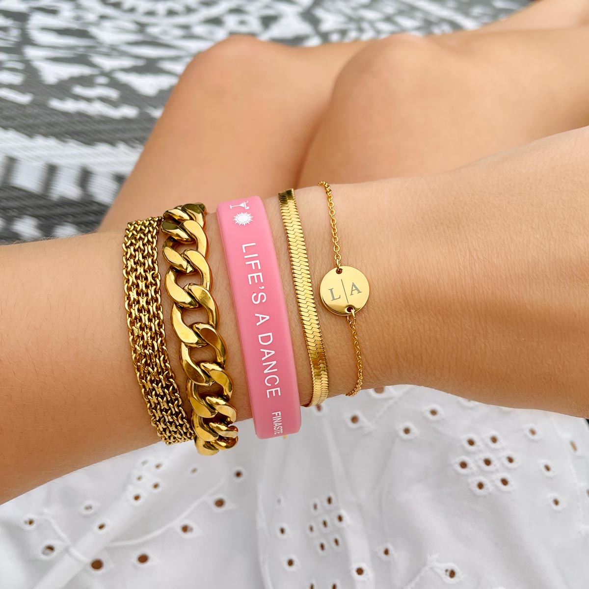 Leuke zomerse roze armbandje