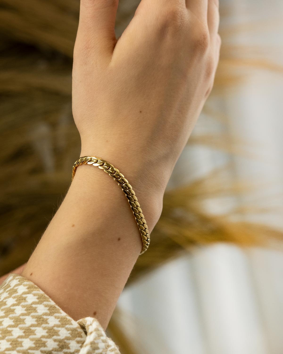 Mooie platte chain armband om de pols in het goud\