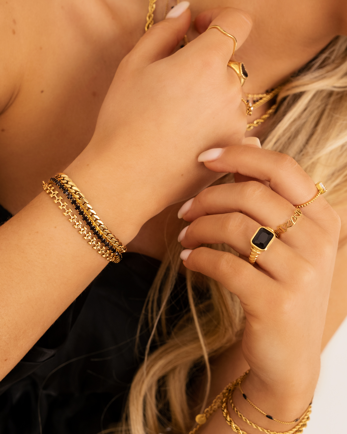 Gouden armparty met zwarte details