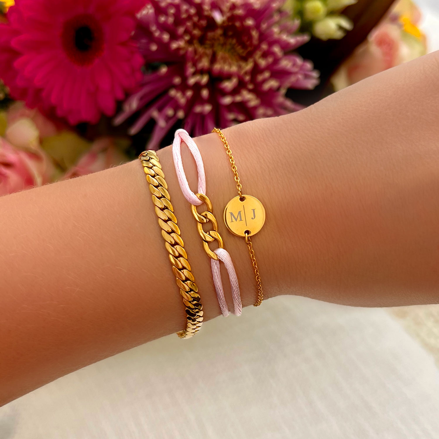 Gouden en roze armbanden