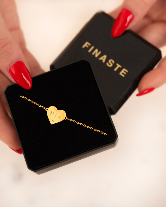 Gouden armband voor valentijn in sieradendoosje