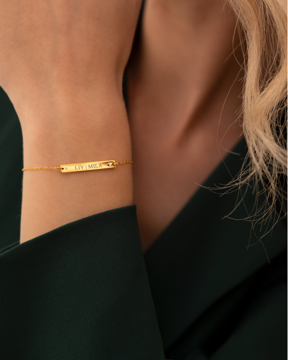 gouden armband met bar op pols model graveerbaar