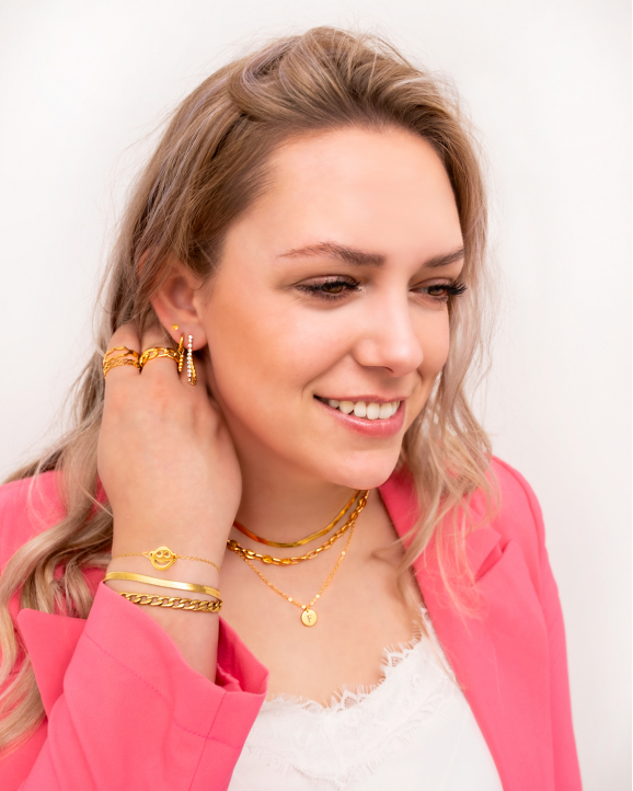 Gouden smiley armband bij model