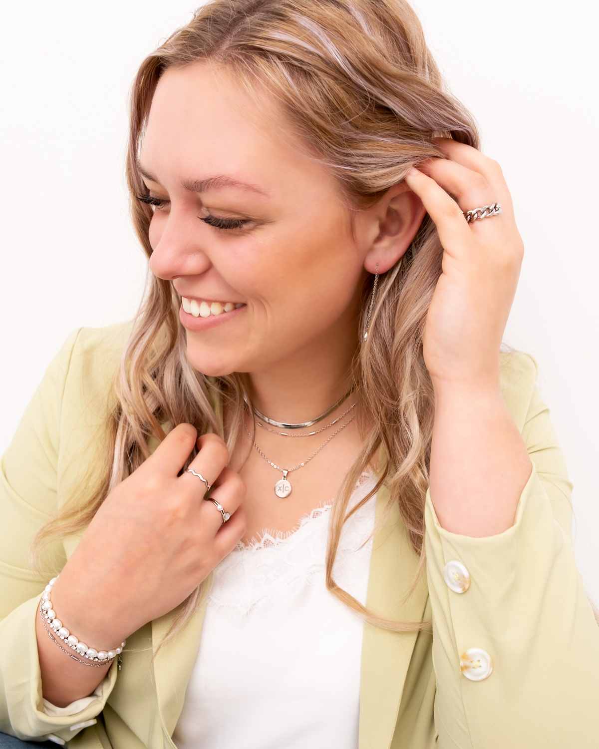 Model draagt zilveren sieraden look