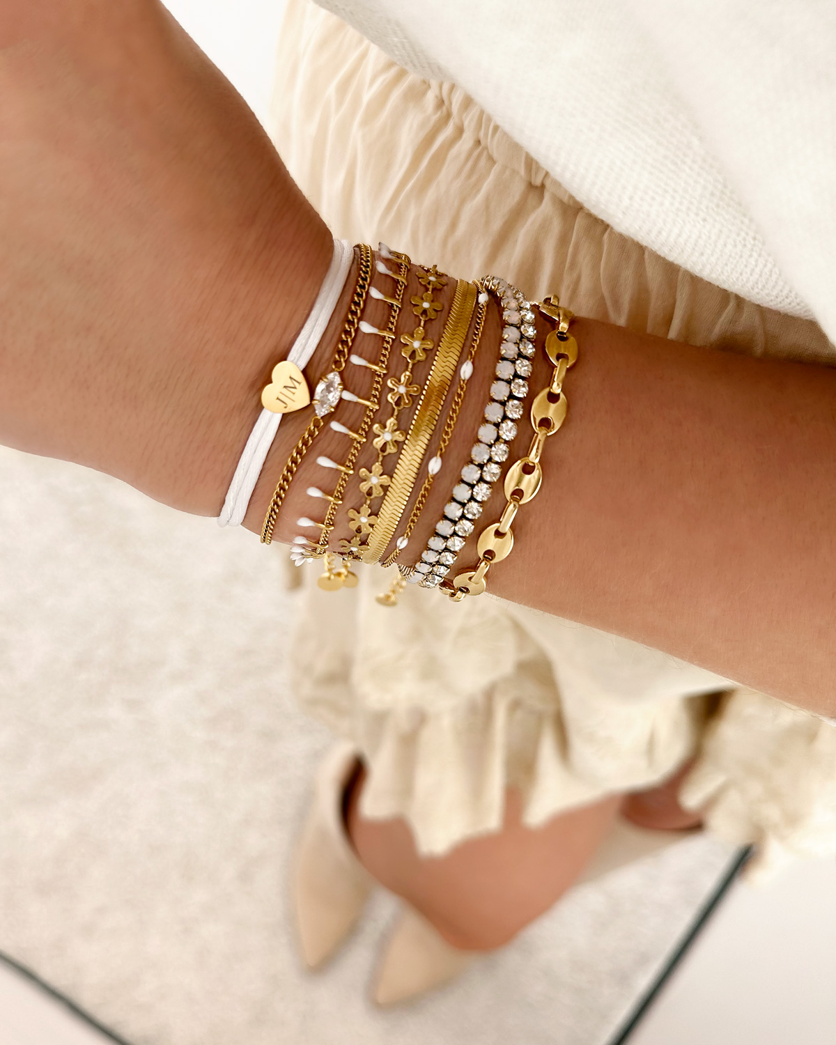 Gouden armparty bij model