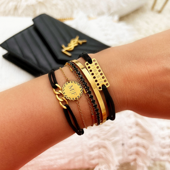 Zwart met gouden armbanden combinatie