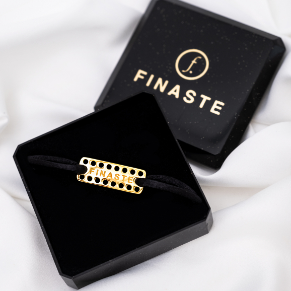 Zwarte satijnen armband met gouden FINASTE logo in sieradendoosje