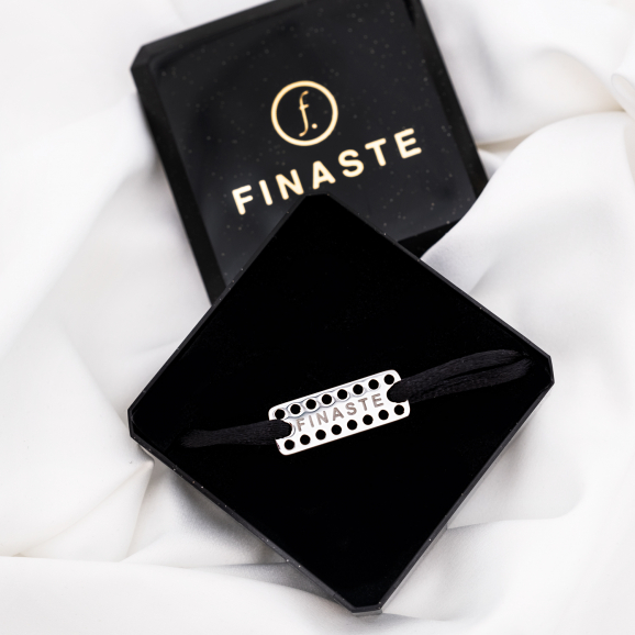 Zwarte satijnen armband met zilveren FINASTE logo in sieradendoosje