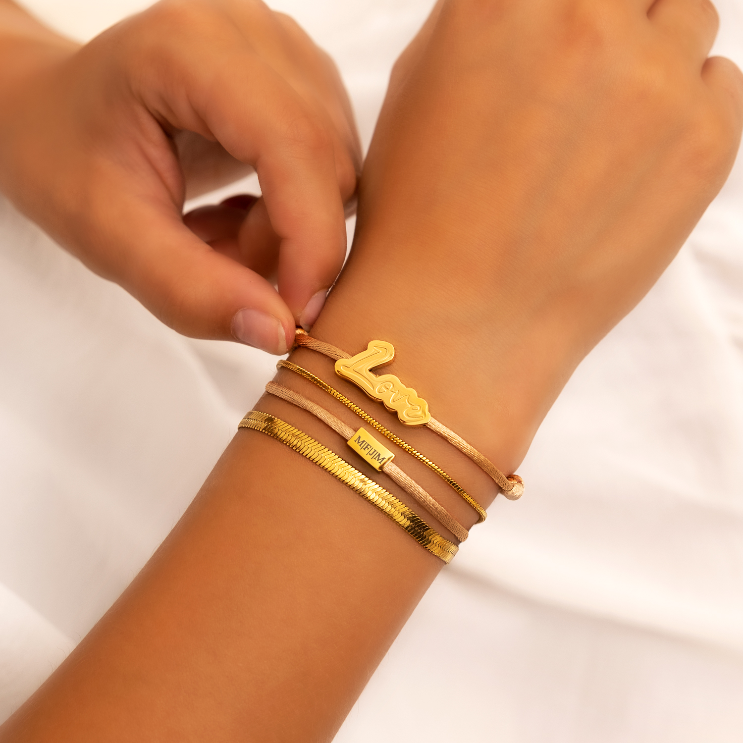 Pols met Satin Love Armband Nude in de kleur goud