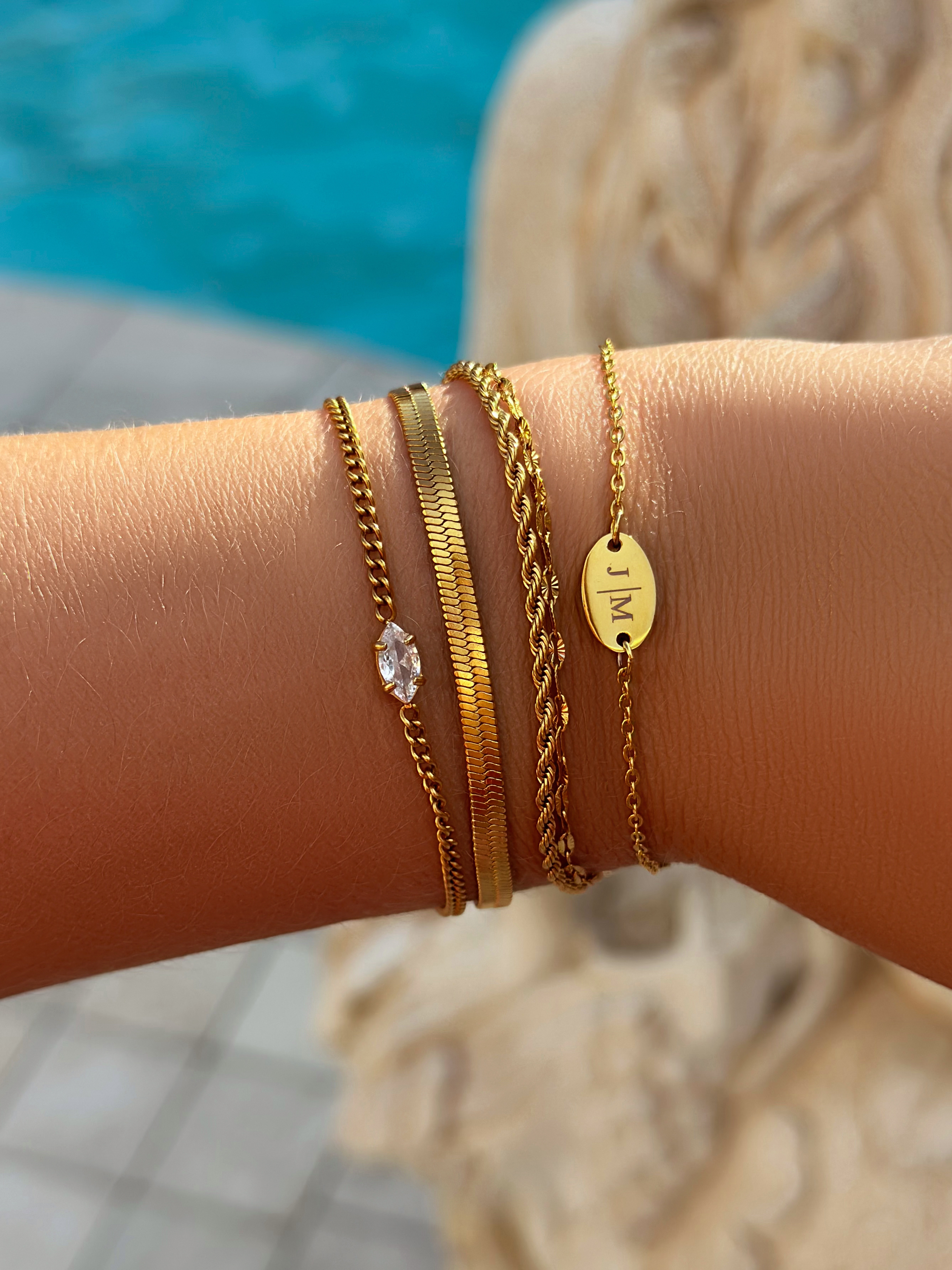 Gouden parelarmband in armparty