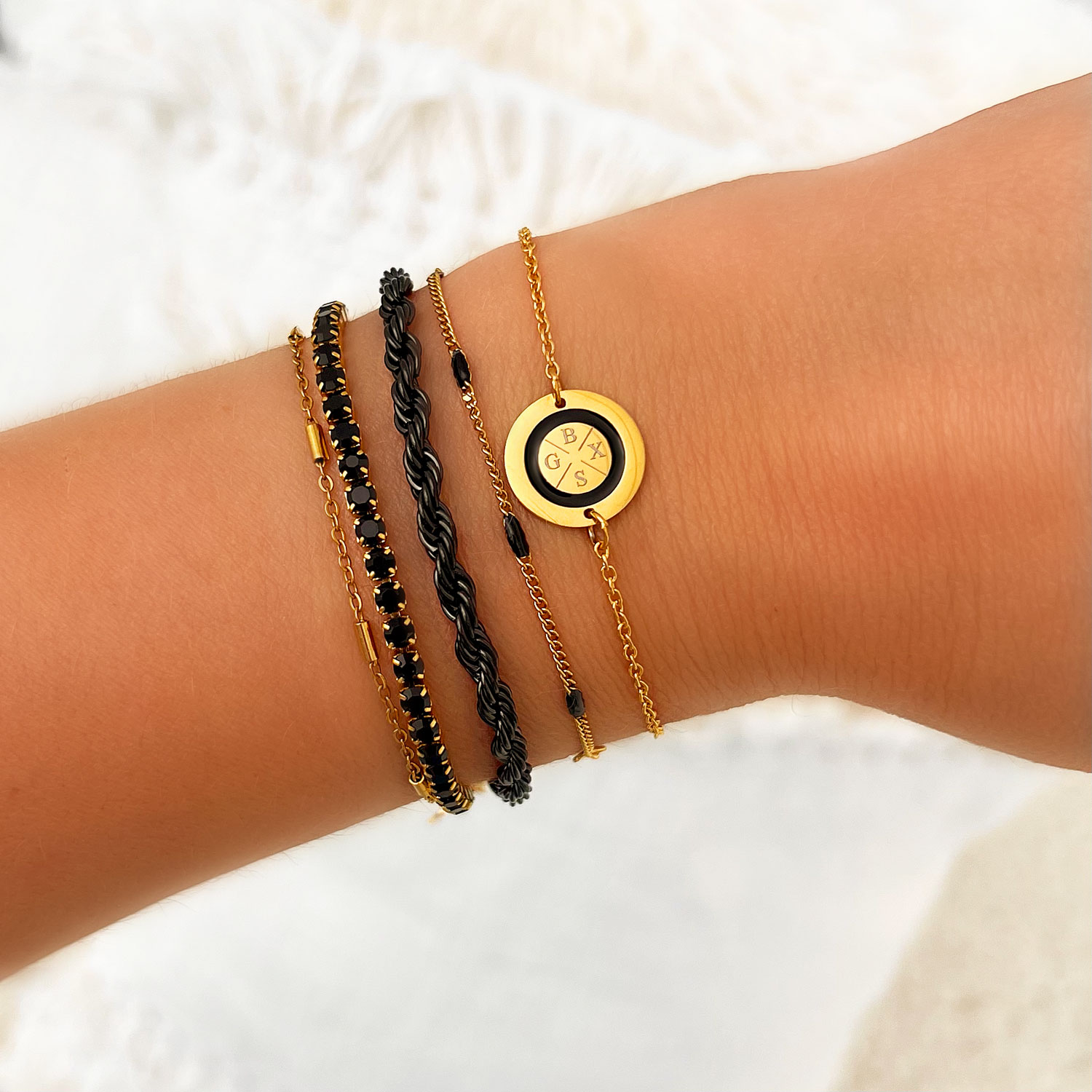 Goud met zwarte armparty gecombineerd