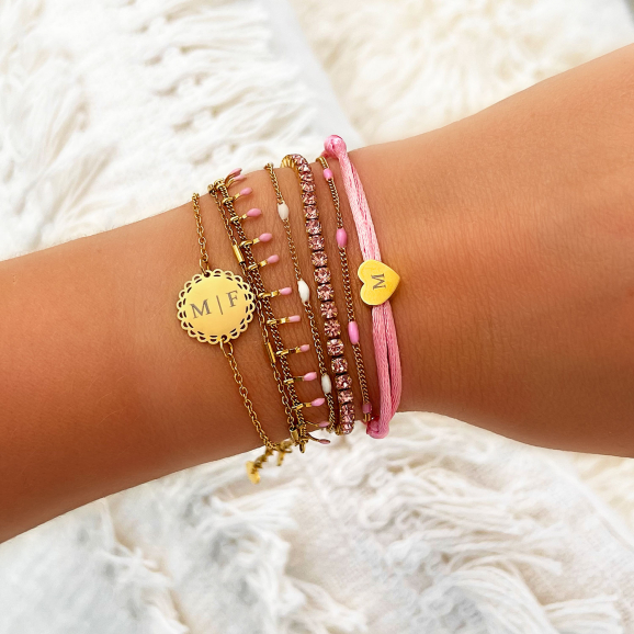 Gouden armbanden met roze