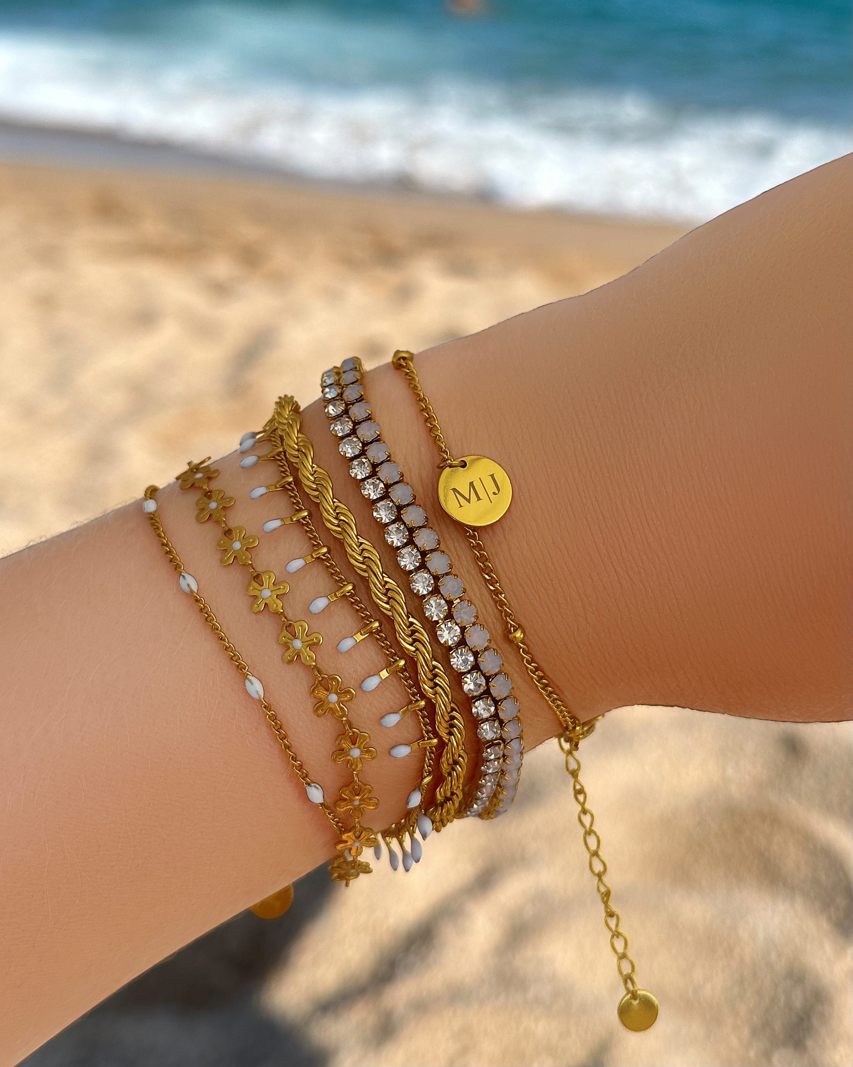 Zomerse armparty met gouden armbanden