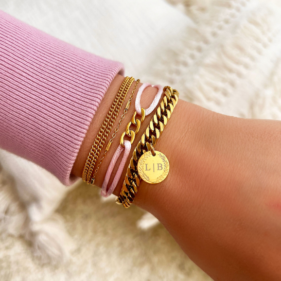 Gouden en roze armbanden bij meisje