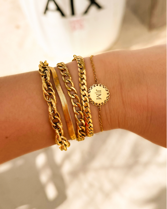Gouden armparty op zonnig strand