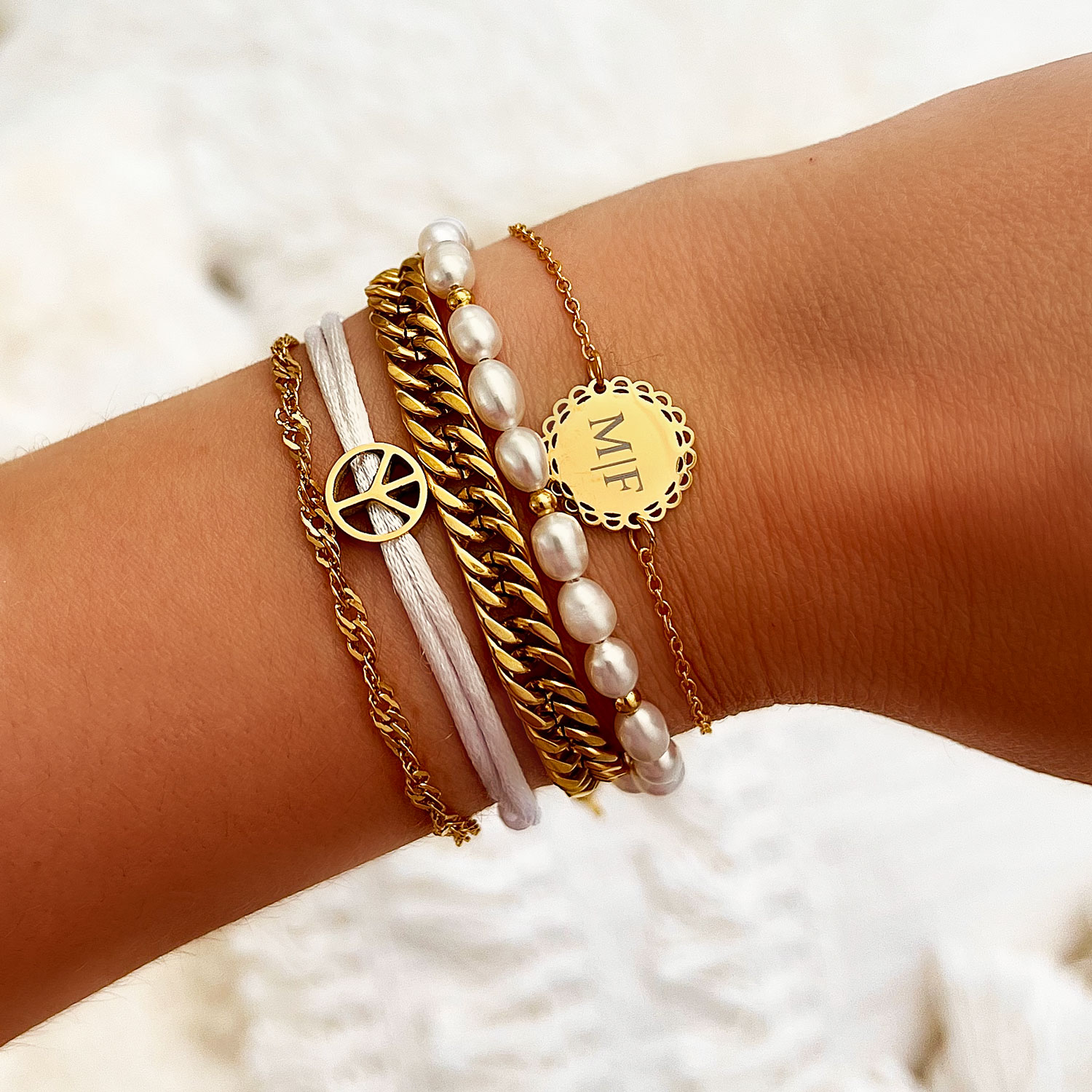 Gouden armbanden mix met graveerbare armband