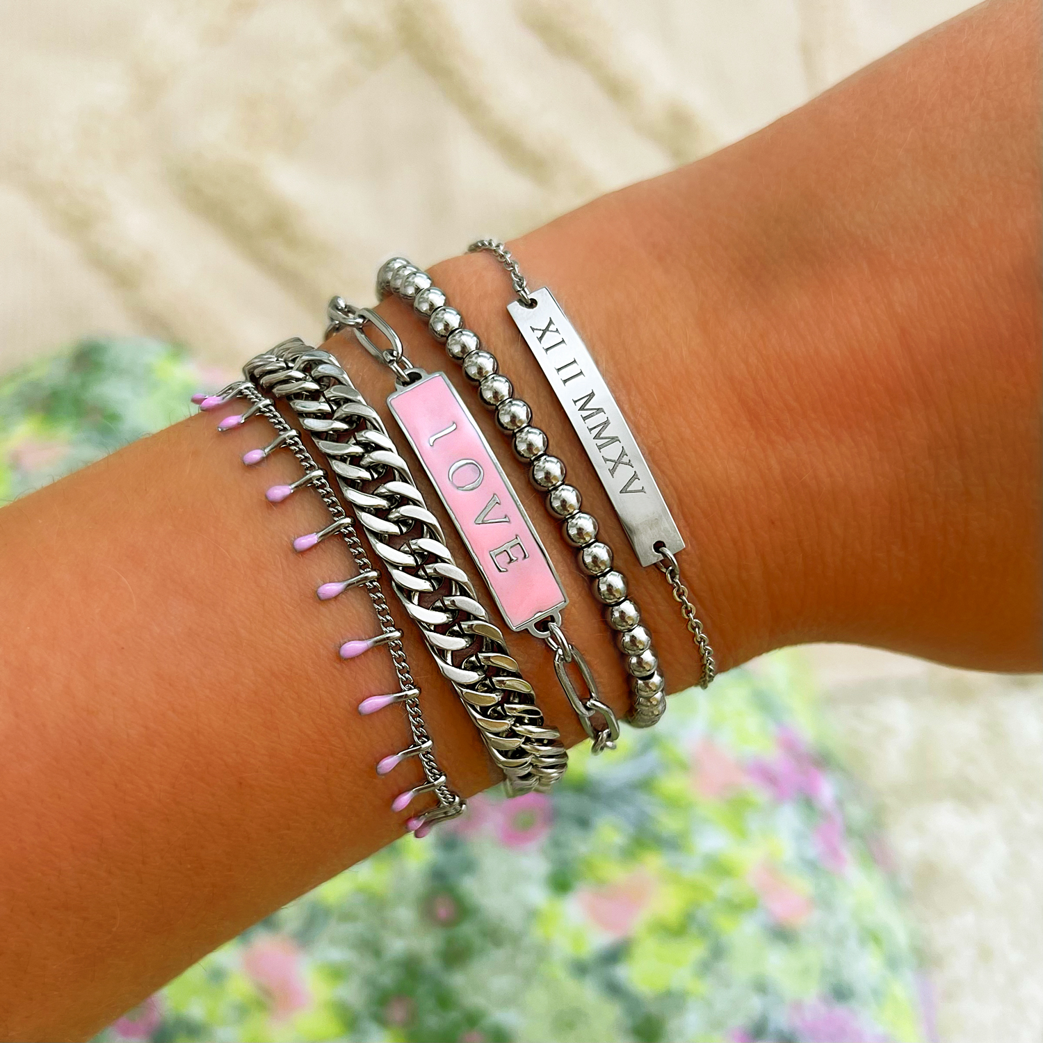 Zilveren armparty bij model