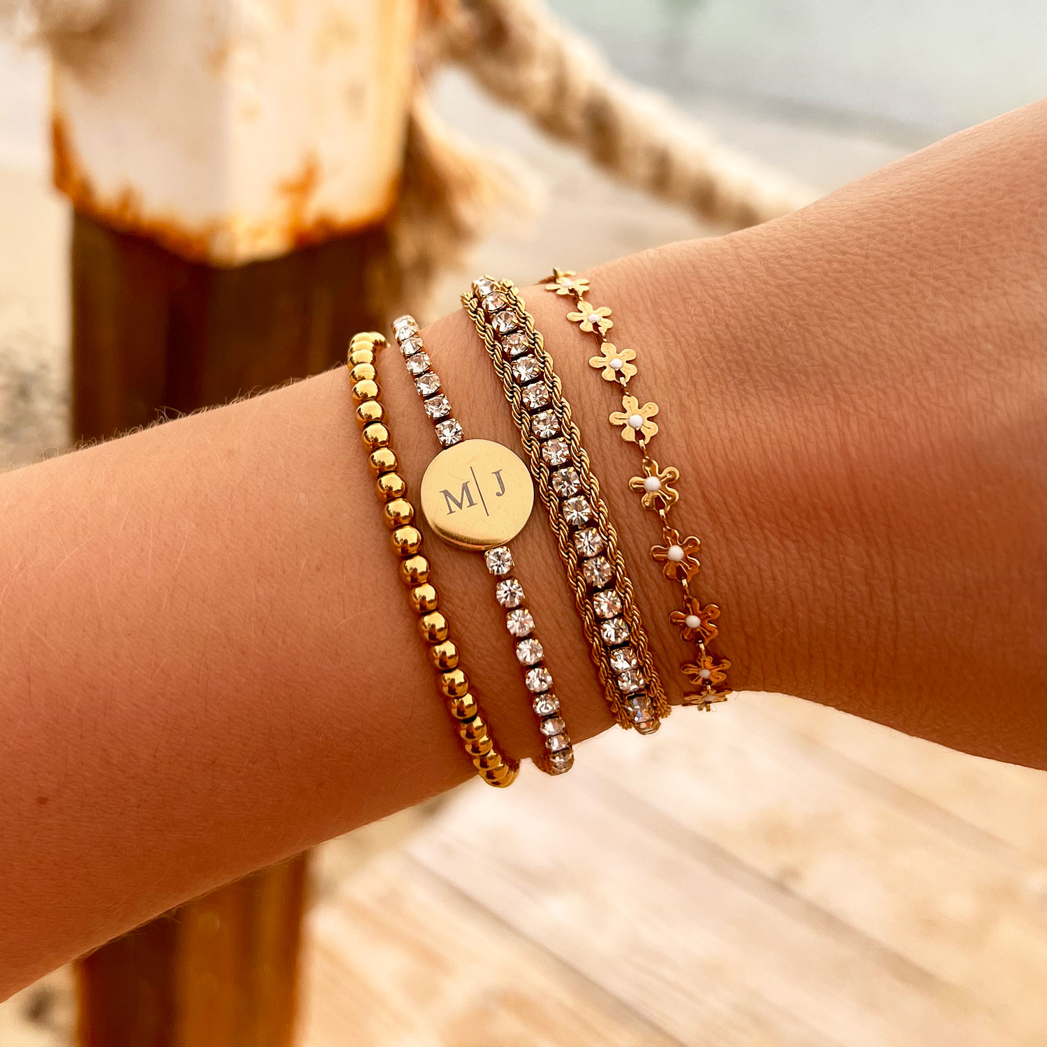 Armparty van gouden finaste armbanden