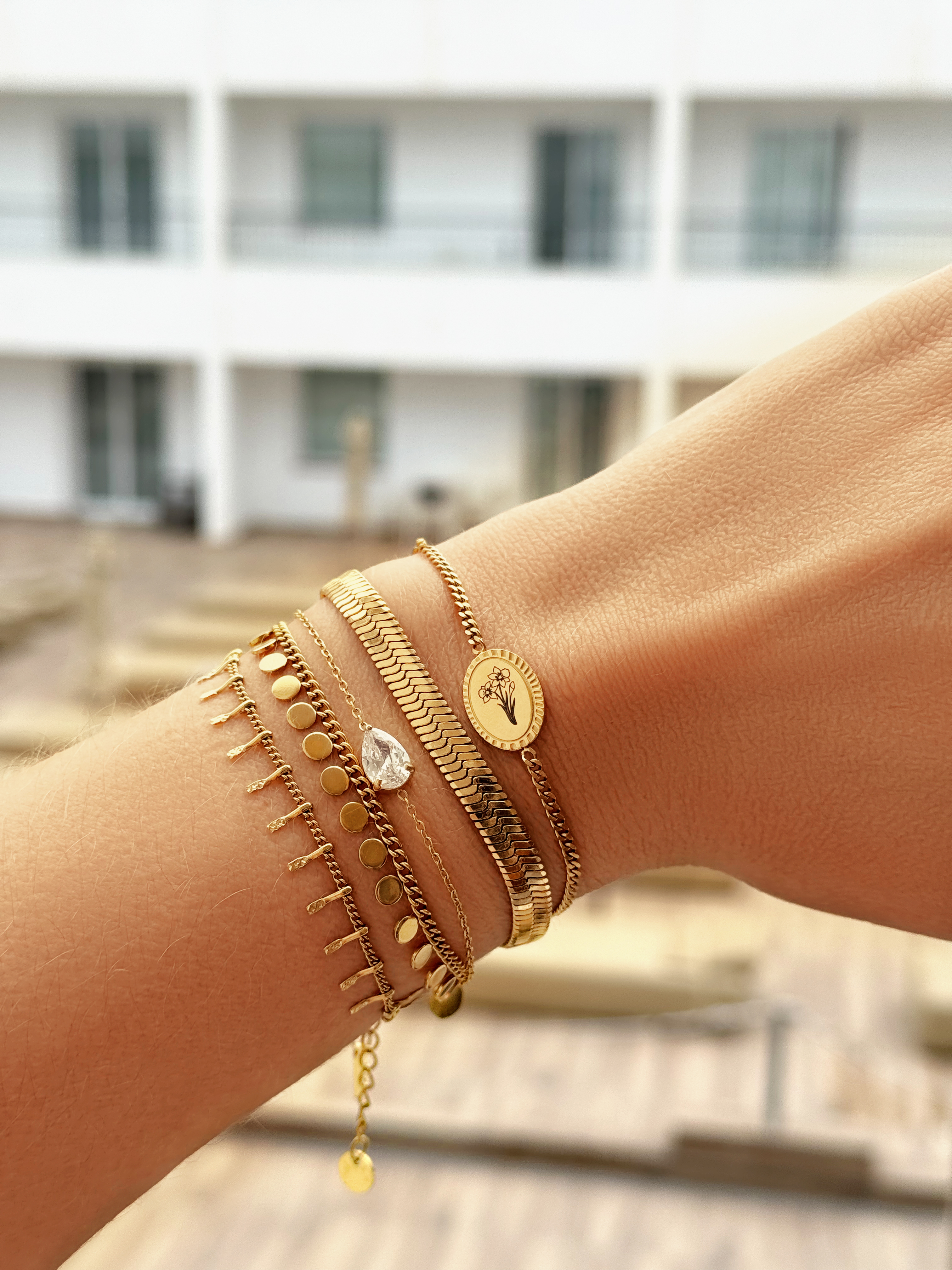 Gouden armbanden mix zomers