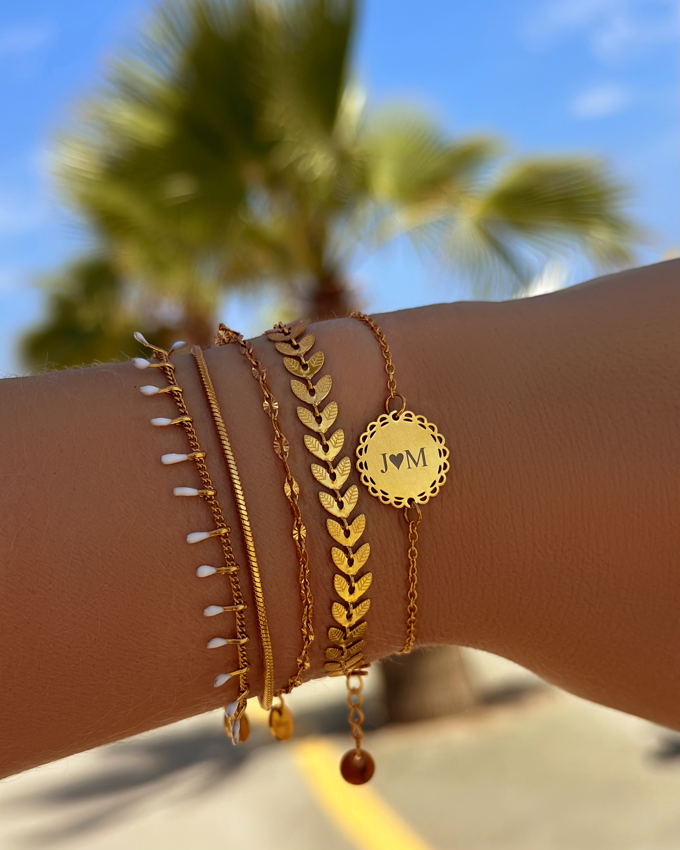 Gouden armband met gravering in armparty