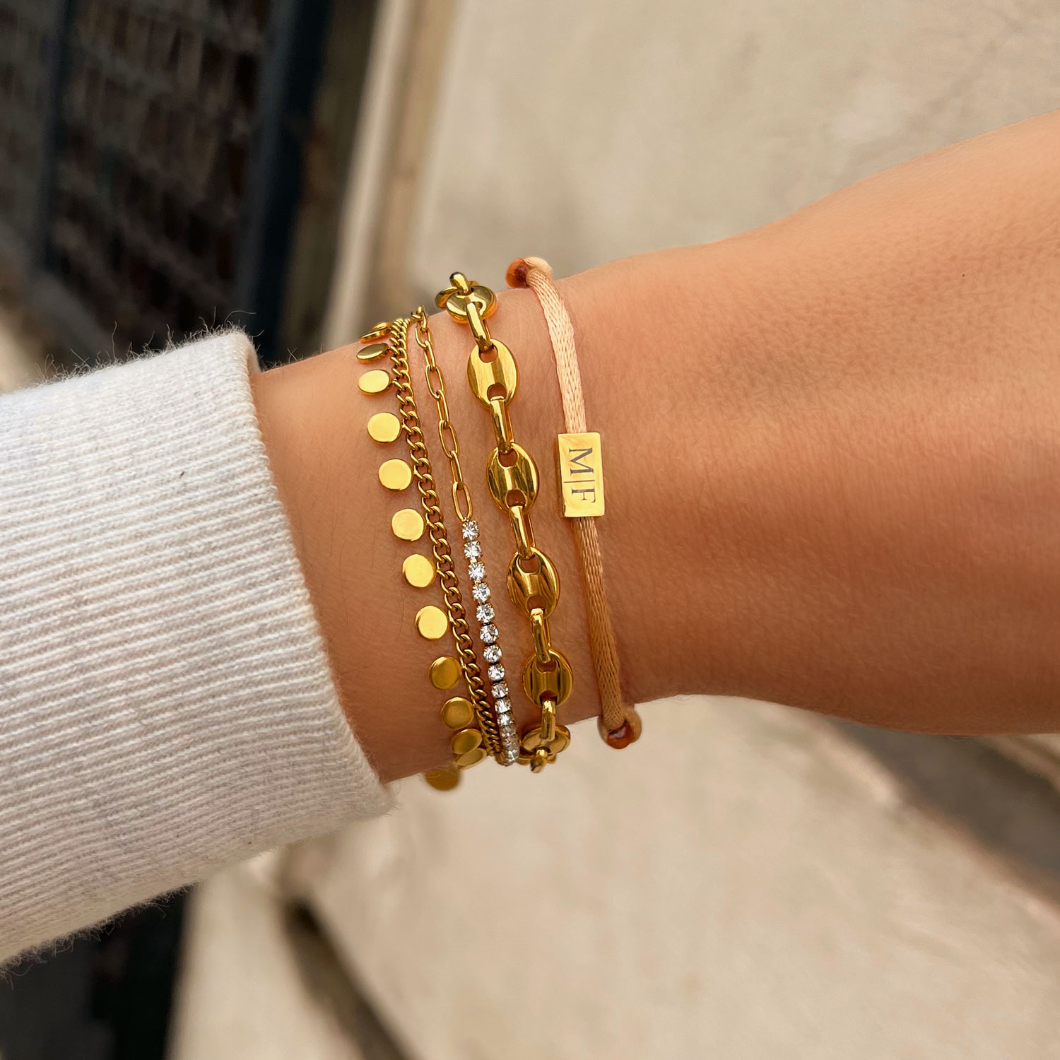 Gouden armbanden mix met boho armband