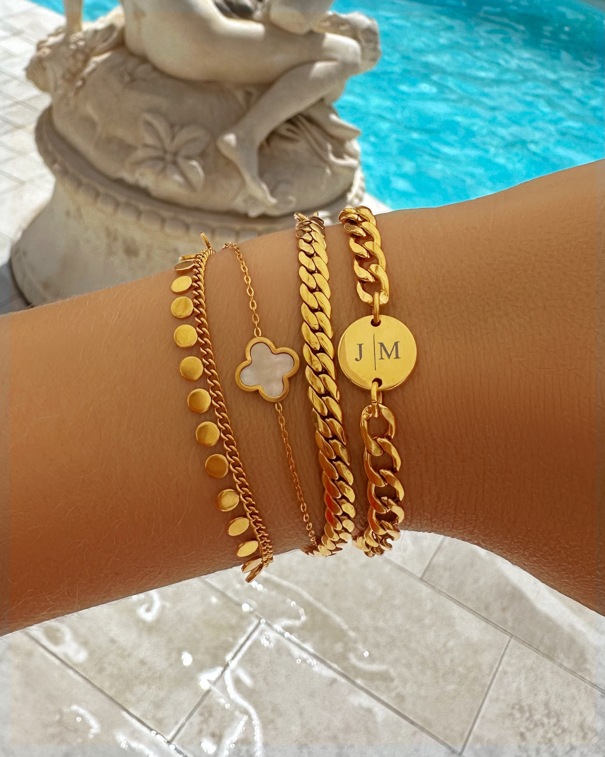 Zomerse armparty met gouden armbanden