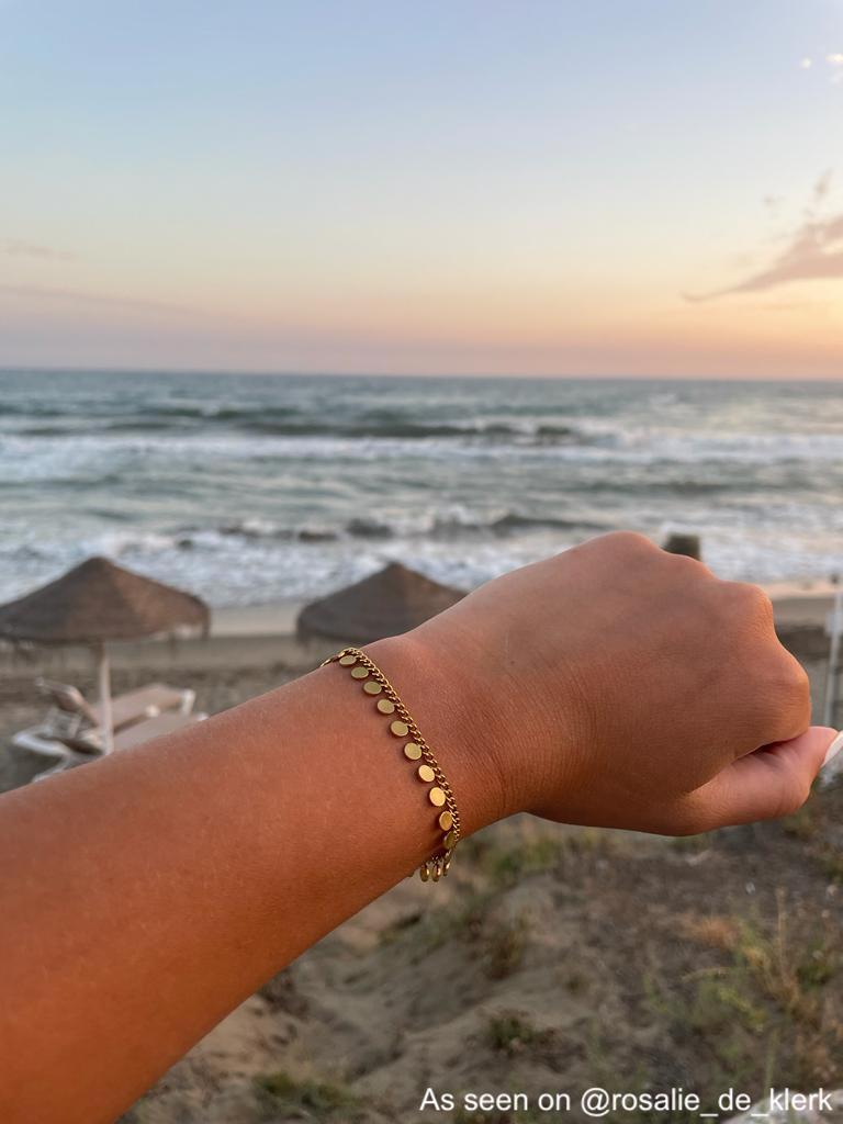 Influencer draagt gouden armband