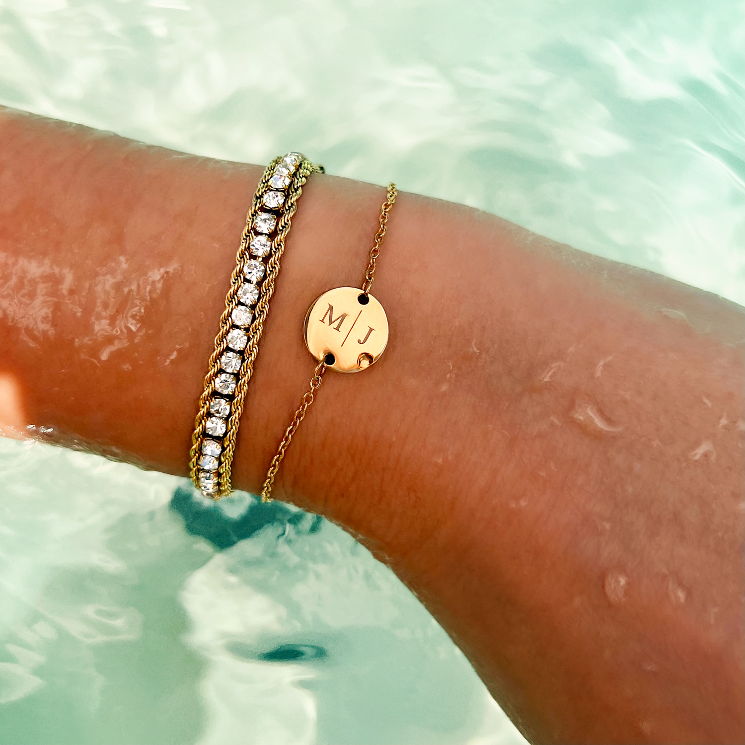 Model draagt gouden zomerse armparty