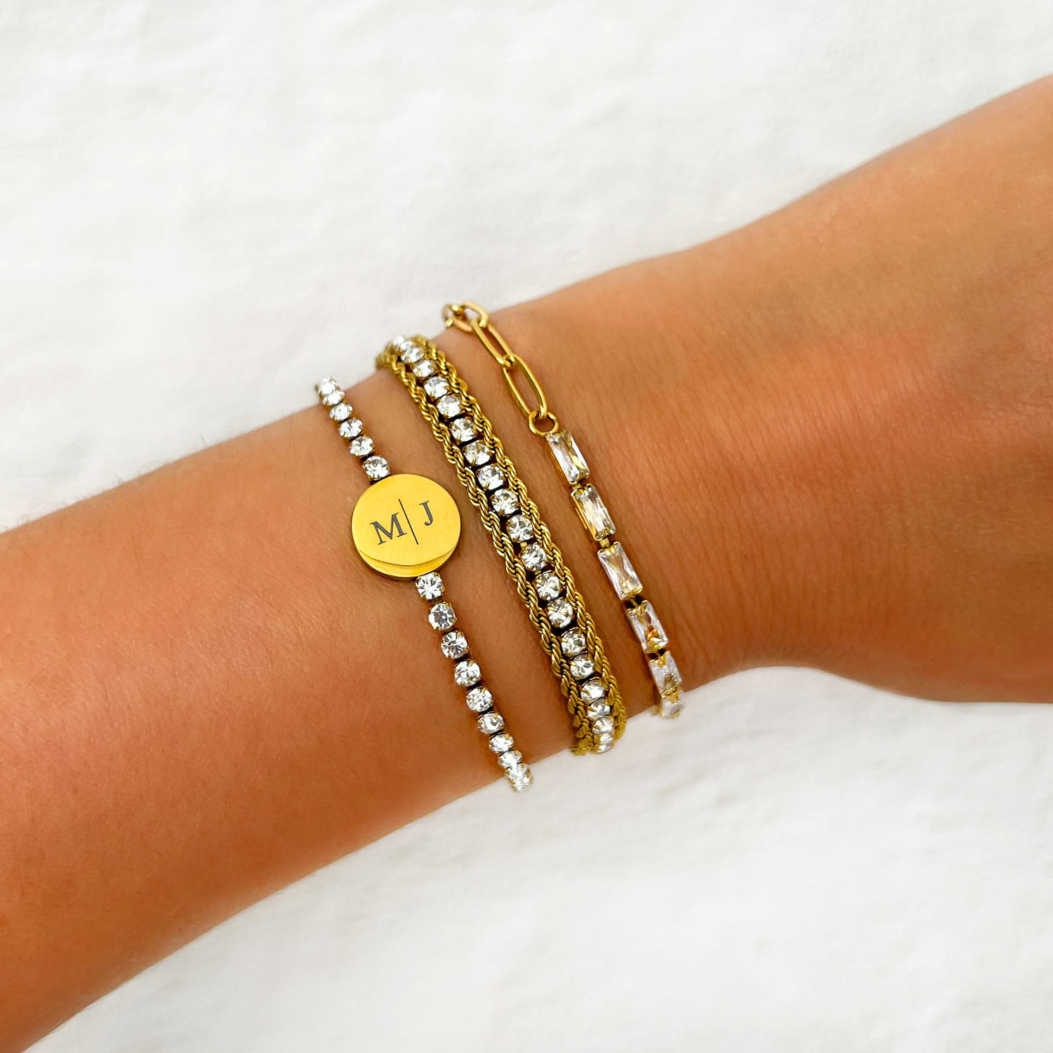 Gouden armparty met tennis armbanden