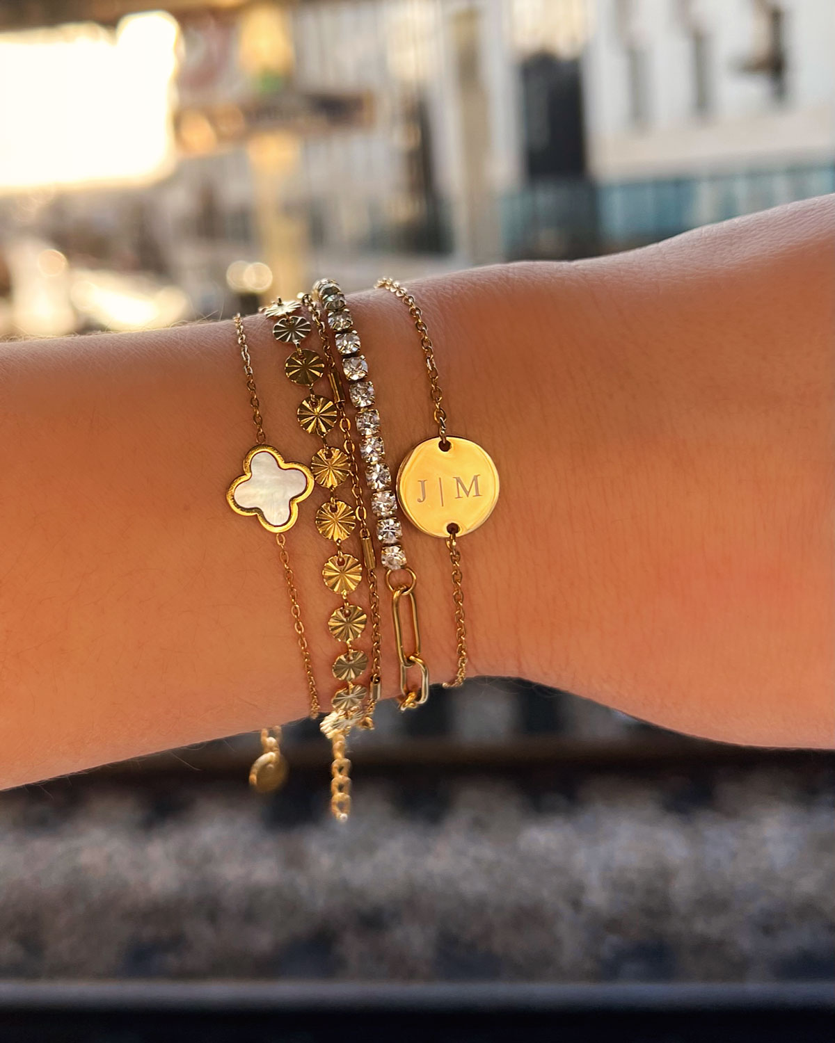 Gouden armbandjes in de zomer