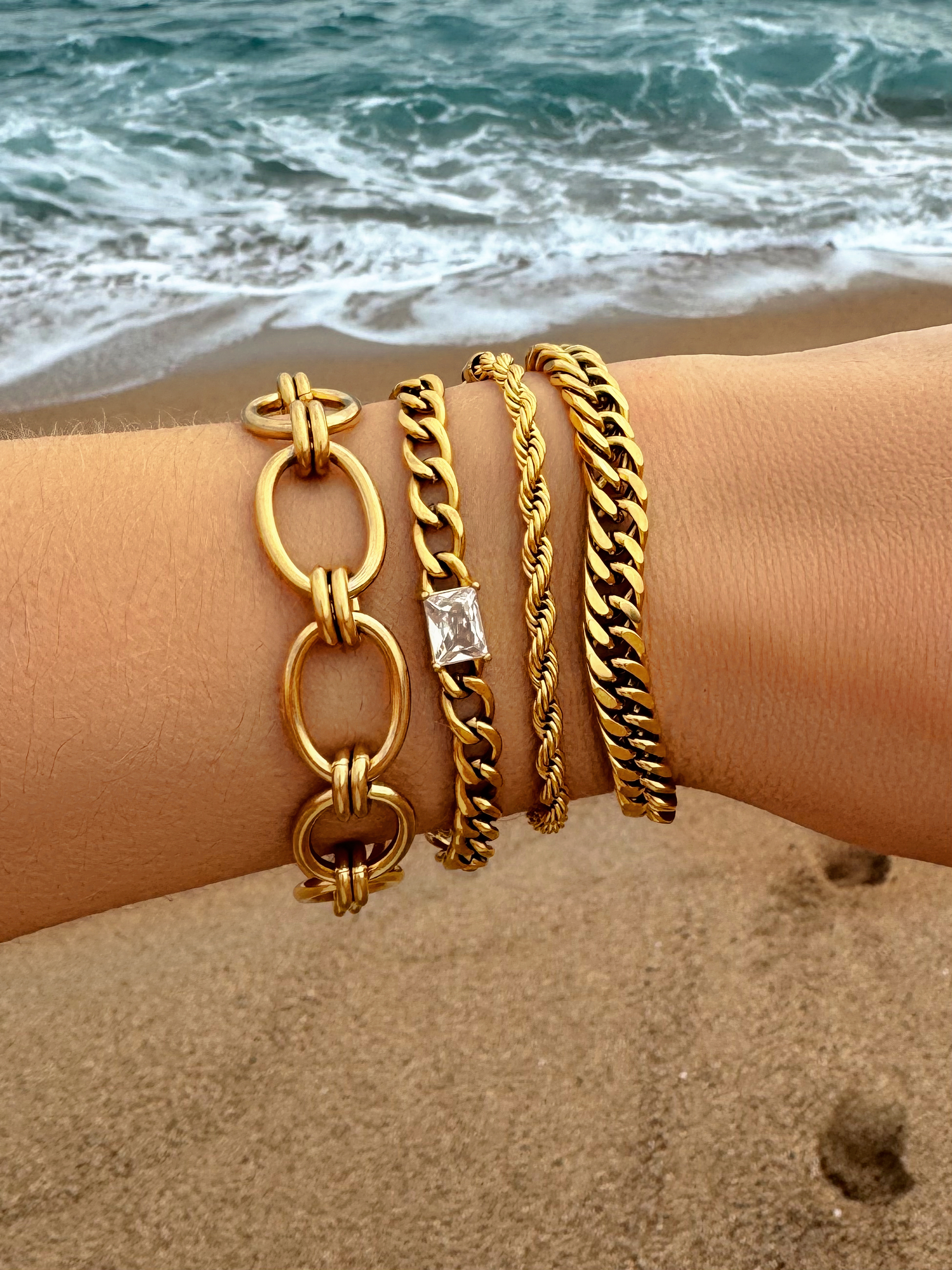 Zomerse armparty met gouden armbanden