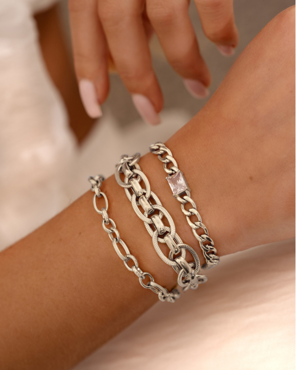 Zilveren chain armbanden look bij model
