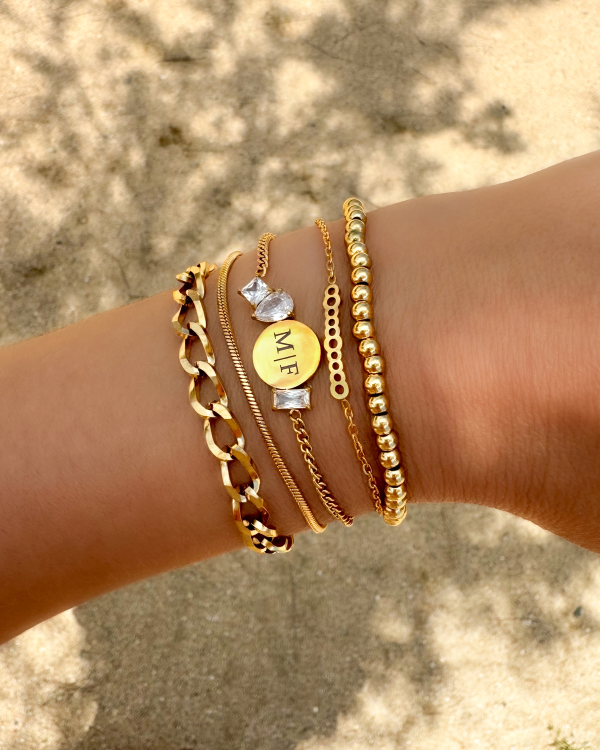 Gouden armparty met initials