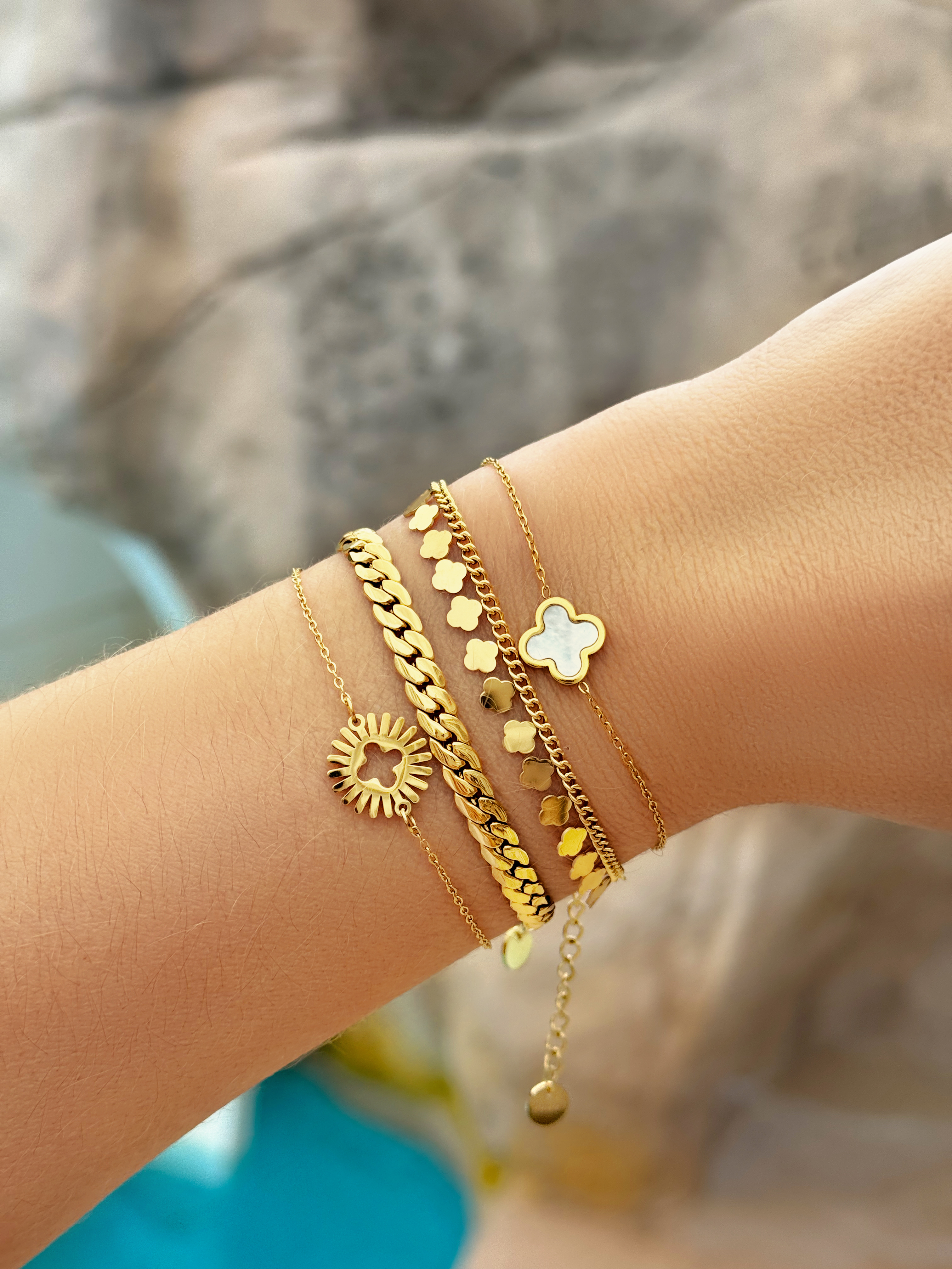 Gouden armparty met clovers