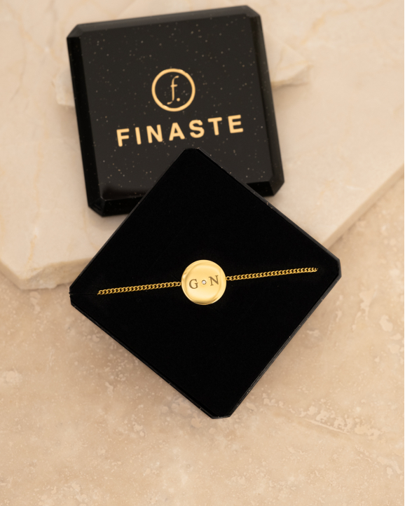 gouden graveerbare armband 2 initials in FIinaste sieradendoosje