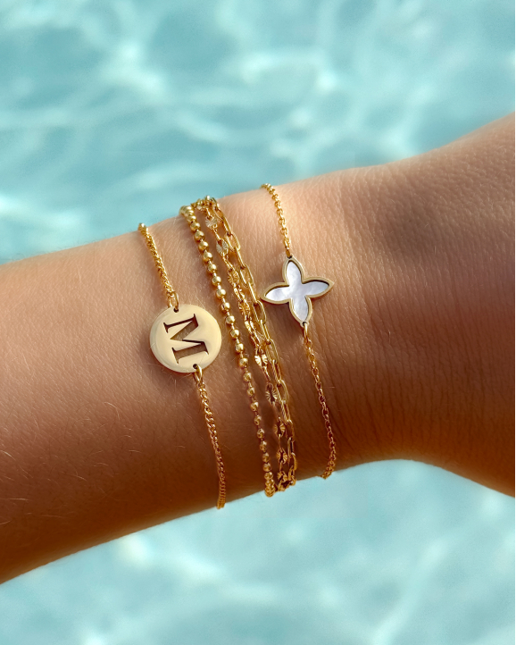 Gouden armparty met initial armband