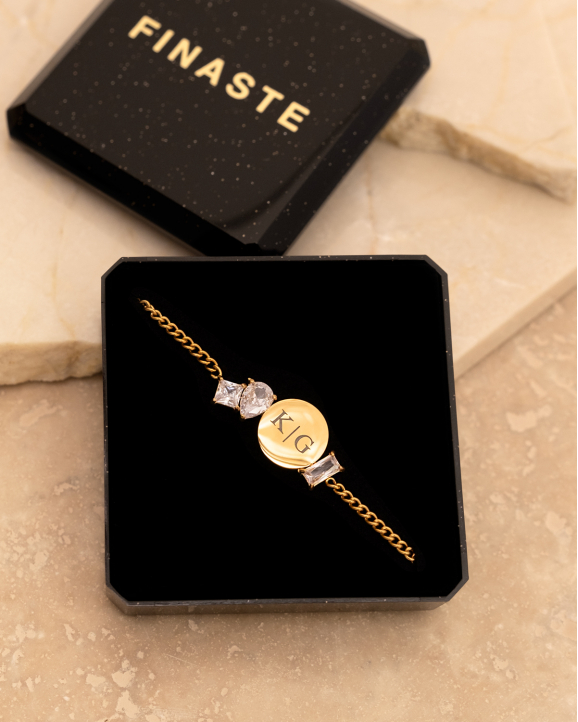 Gouden armband graveerbaar met steentjes in Finaste doosje